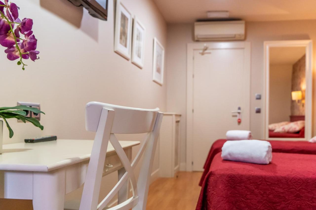 Hostal Matheu Madrid Esterno foto