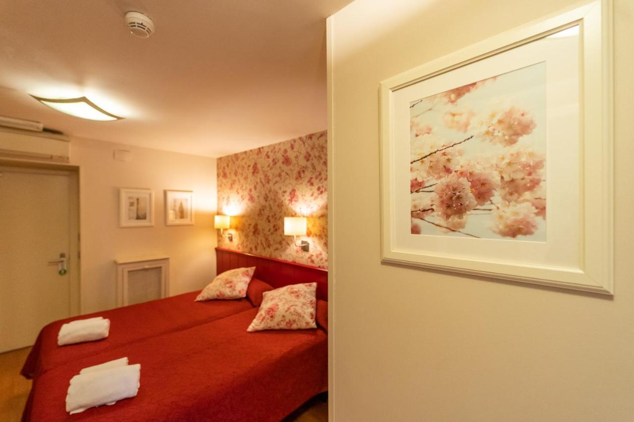 Hostal Matheu Madrid Esterno foto