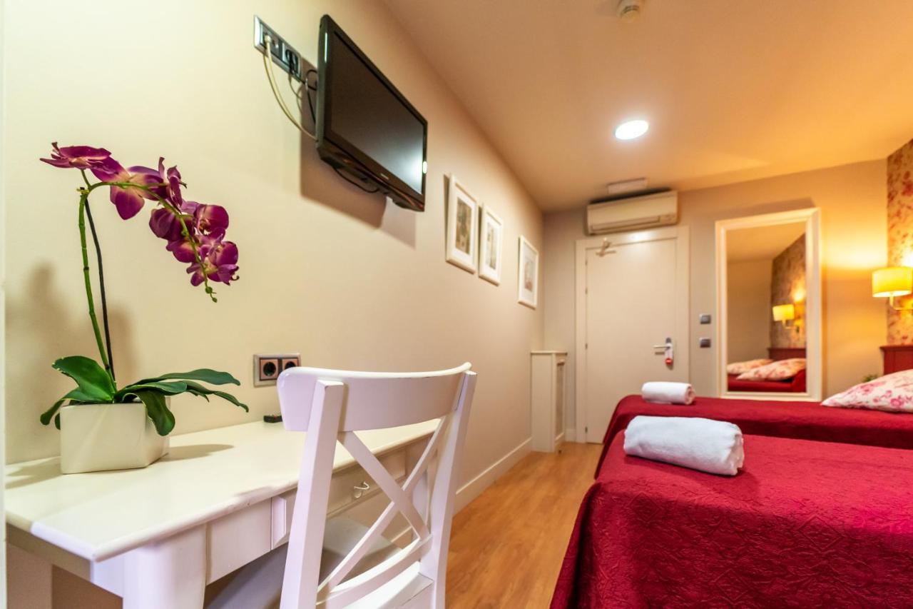Hostal Matheu Madrid Esterno foto